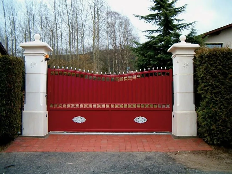 portail rouge ferronerie at fermetures